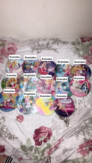 Barbie DVD-filmer samling - Stor samling med 14 Barbie DVD-filmer, mestadels på svenska, några på engelska. Skivorna har färgglada motiv och verkar vara i gott skick utan synliga repor. Perfekt för Barbie-fans och barn. Innehåller populära titlar som Mariposa, Thumbelina och Svan Sjön. Alla är använda och har många repor, har testat alla och dom fungerar bara att nån kan stanna ibland (inte alla) om man har otur tyvärr. 