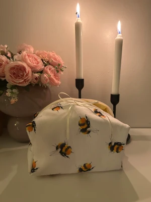 Honey bag 💫🐝🌻🍯 - En stilren necessär som är egenhändigt tillverkad med hållbart material, lätt att rengöra och rymmer alla dina favorit produkter ✨                      249kr
