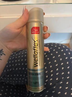 Wella Wellaflex Extra Stark hårspray - Säljer en Wellaflex Extra Stark hårspray från Wella i en snygg guld- och silverfärgad metallflaska. Ger extra stark stadga och håller frisyren på plats upp till 48 timmar utan att tynga ner håret. Perfekt för dig som vill ha flexibelt och naturligt resultat.