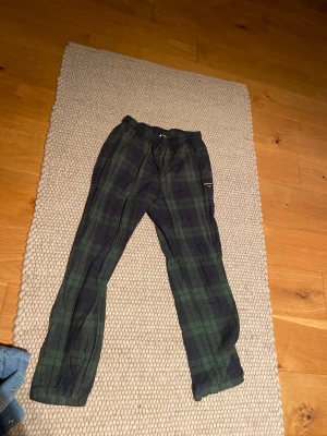 björn borg pyjamasbyxor  - Säljer ett par gröna och mörkblå rutiga björn borg pjamasbyxor. Byxorna har avslappnad passform och är perfekta för chill dagar. 