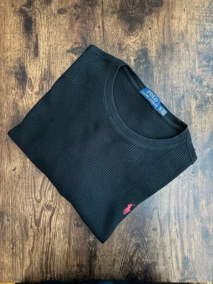 Polo Ralph Lauren Tröja - Polo Ralph Lauren-tröja i mycket bra skick. Klassisk old money-look med tidlös passform och hög kvalitet. Äkta Polo Ralph Lauren, välvårdad.