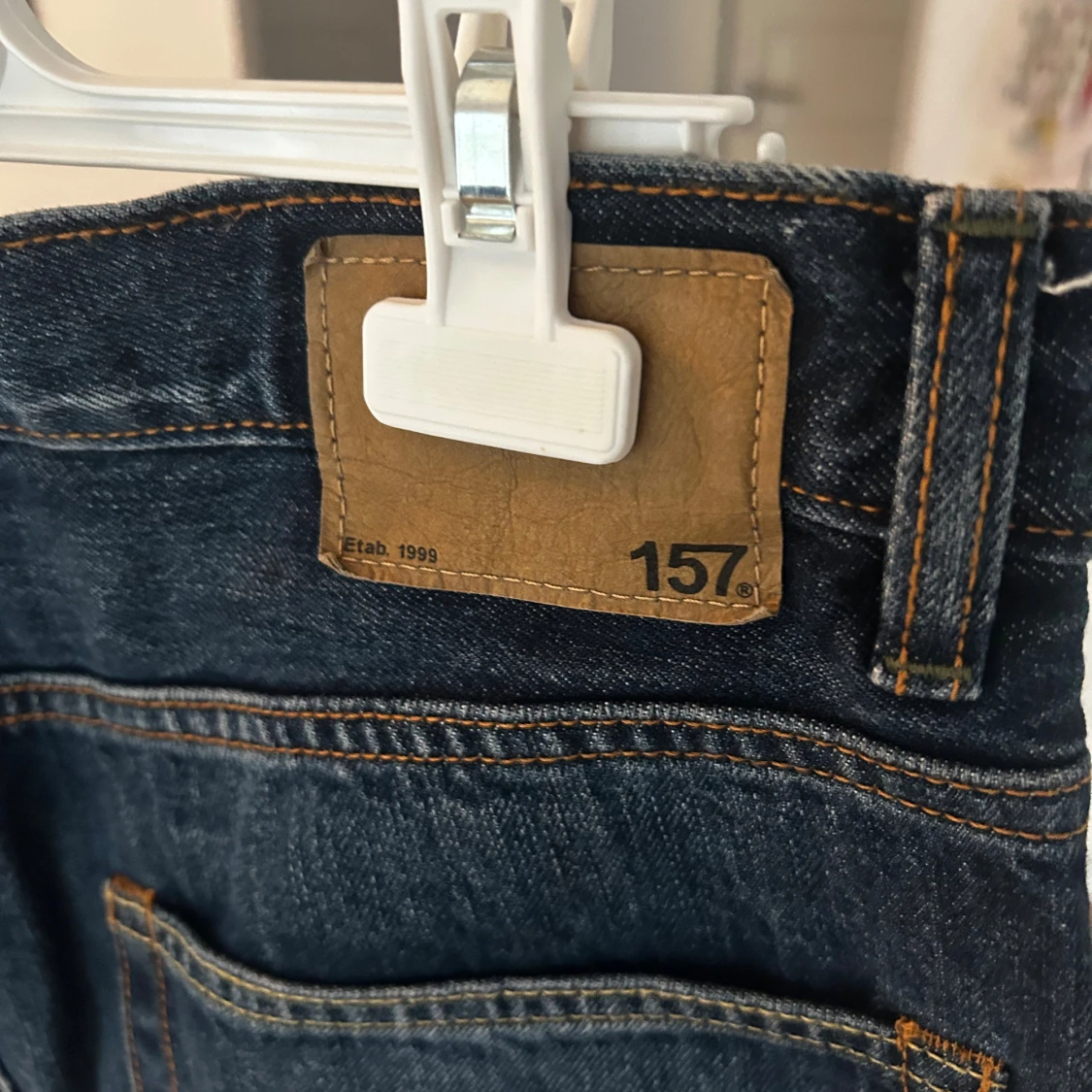 Mörkblå jeans från 157 med slitningar - 3