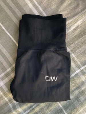 Svarta leggings från ICIW - Supersnygga tights från ICANIWILL. Köpta second hand men passade ej. Inga tecken på användning! Finns inte på hemsidan längre, däremot superbra då det varken finns söm därframme och snygg v-formning baktill