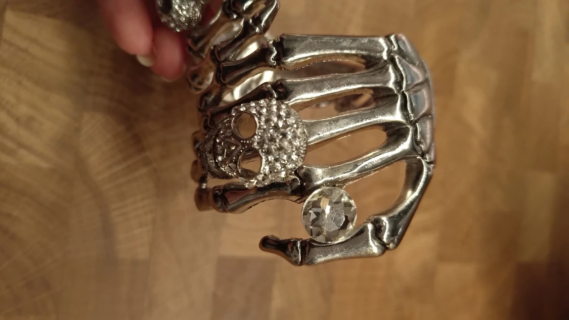 Silverfärgat skelettarmband med döskallar - 3