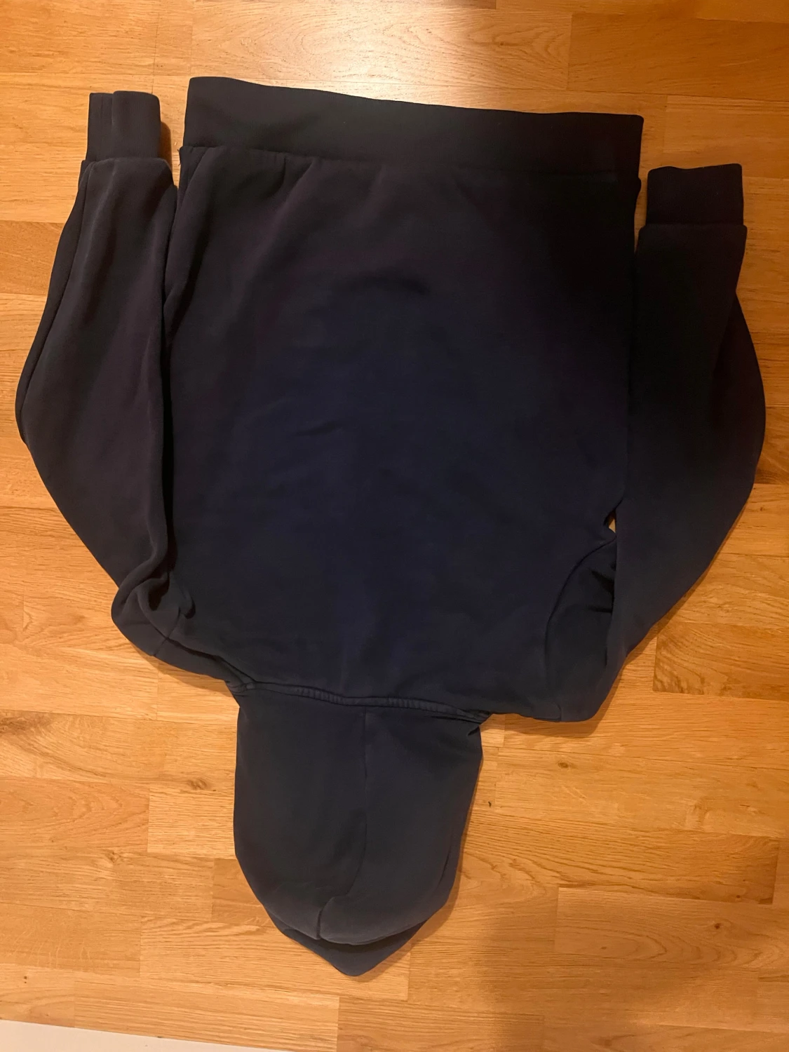 Mörkblå hoodie från Peak Performance - 1