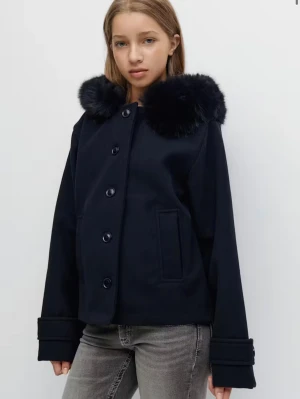 Svart kappa med fuskpäls  - Jackan har knappar framtill, två fickor och breda manschetter. Modellen är kortare och har en loose passform, perfekt för dig som gillar stilren vibe med lite extra edge. Den är väldigt ny också❤️