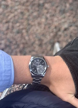 Svart och silver klocka från Doventi  - Stilren klocka från Doventi med svart urtavla och silverfärgat armband i metall. Klassisk rund form med datumvisning och tydliga indexmarkeringar. Quartz-urverk och polerad finish som ger en modern vibe. Perfekt accessoar för dig som gillar enkel och snygg design.