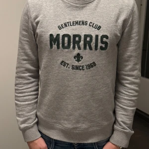 Morris tröja  - Nu säljer jag en superfin Morris tröja i otroligt bra skick som knappt är använd. Nypriset ligger på 1499 ungefär medan jag säljer den för 399, pris kan diskuteras vid snabb affär. Modellen på bilden bär strl M och är 179 cm. Den har en väldigt snygg grå kulör som passar till det allra mesta. Fraktar samma dag som köp. Vid funderingar är det bara att höra av sig! 