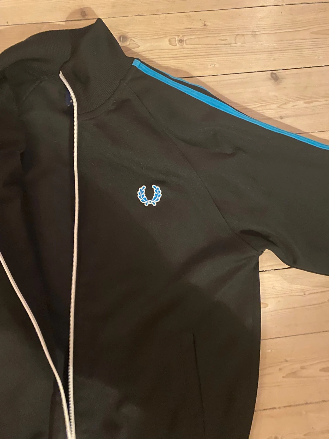 Svart Fred Perry vindjacka med blå detaljer - 1