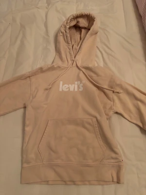 Levis hoodie - Ljus rosa/beige hoodie från levis. Mucket fin pch väldigt bra skick. Inte använd mycket alls.