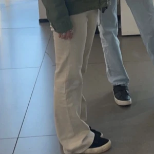 Lågmidjade jeans - Lågmidjade jeans från HM i storlek 34, jag är 161, dom är krämvita/beiga. Kommer ej till användning 🙌🙌🤍
