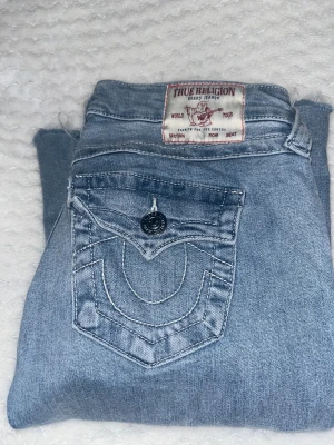 True religion jeans  - Säljer dessa true religion jeans i modell joey, i storlek W25. Säljer dessa för dom är för stora för mig. Dom är klippta vid längderna för tjejen jag köpte av klippte av längderna. Sen i midjan asså i tyget är de 2 hål för har haft en skosnöre där, för dom har varit för stora. Men dom 2 hålen syns såklart inte utanpå jeansen. Kan sälja för 499