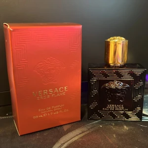 Versace Eros Flame EdP 50ml - Versace Eros Flame Eau de Parfum, 50 ml. En ikonisk parfym med lyxig design och stark attityd. Perfekt för dig som vill sticka ut och visa din stil.