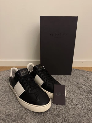 Valentino Flycrew Skor - - Condition: 9/10 - Color: Black - Including: Box & Valentino card - Size: 41