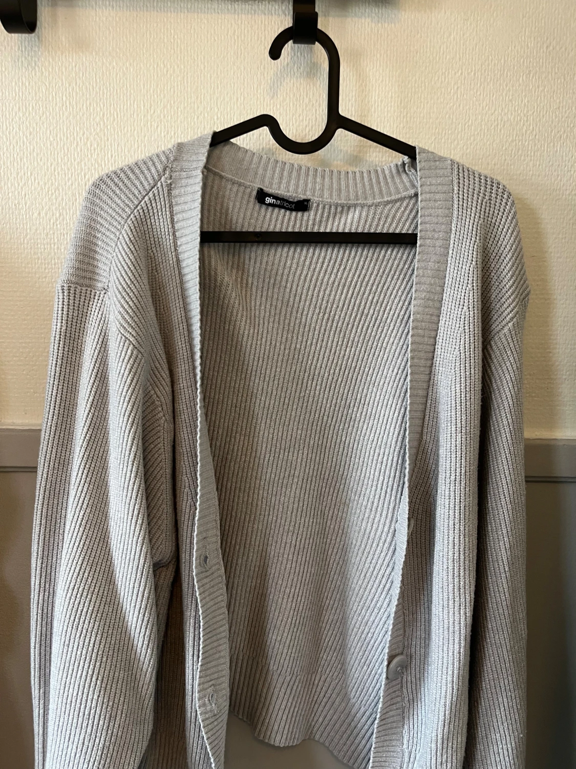 Ljusgrå ribbad kofta från Gina Tricot