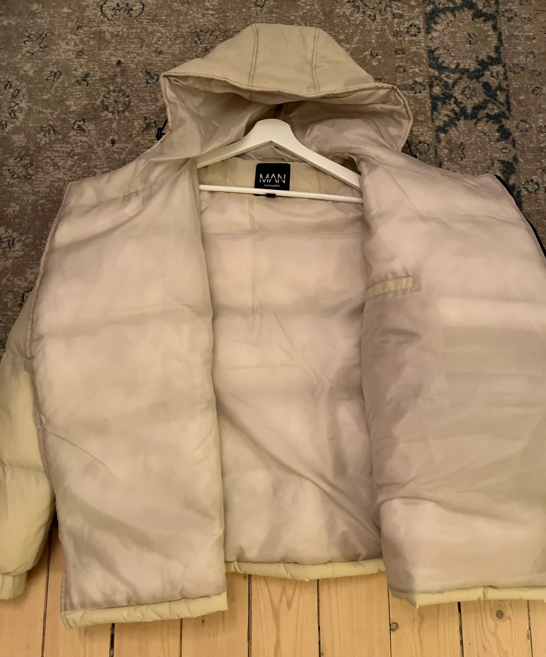 Beige pufferjacka med huva från Boohoo Man - 3