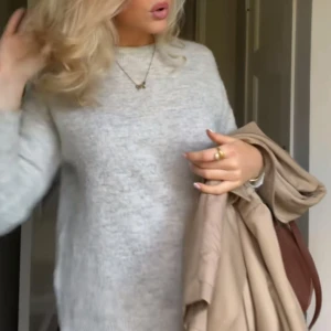 Ljusgrå stickad tröja med rund hals - Supermysig ljusgrå stickad tröja med rund hals och långärmad passform💗💗