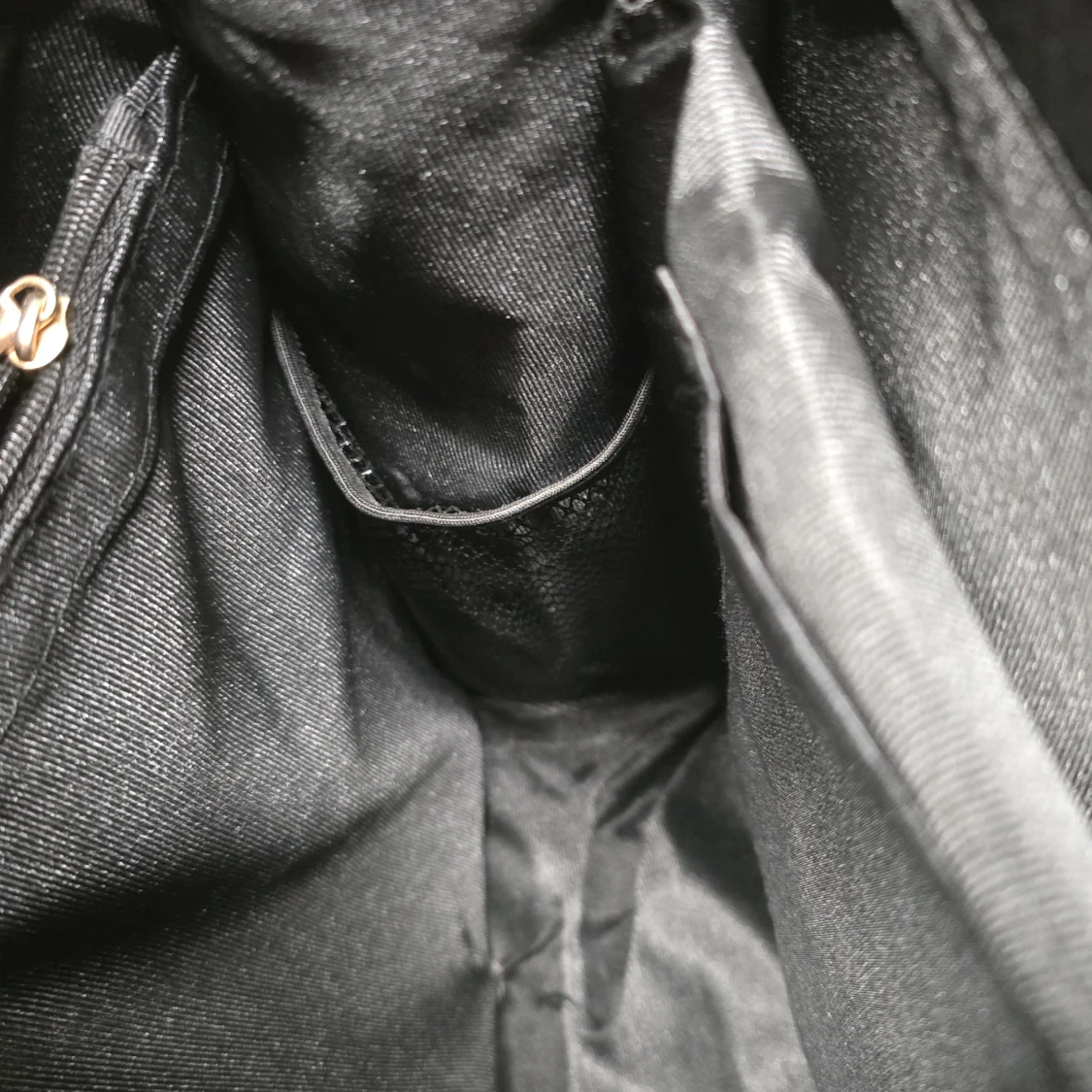 Svart datorväska med krokopräglad yta - 4