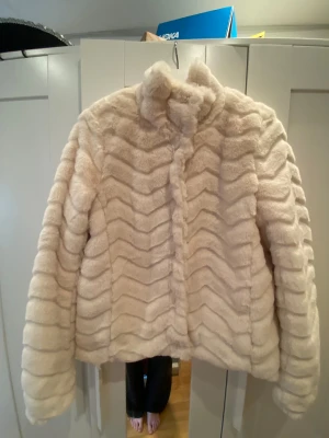 Beige pälsjacka från Vila, strl 38 - Säljer en fluffig och mjuk beige pälsjacka från Vila i storlek 38. Perfekt nu! Rensade ur garderob och ville sälja. Ingen fel på den och i jättebra skick. Köpt på vinted.🫶🏼