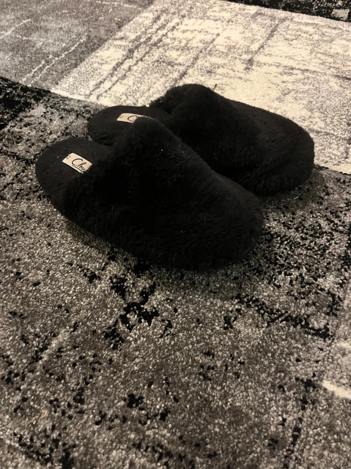 Svarta fluffiga tofflor från DinSko