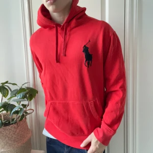 Ralph Lauren hoodie röd big pony   - Ralph Lauren hoodie röd big pony , använd men inga defekter. Modellen är 180 cm 75 kg och bär L✌️