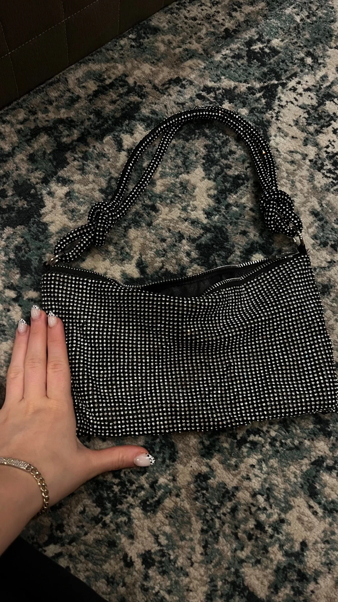 Glittrig svart axelväska med strass - 1