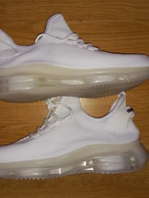 Helt nya vita sneakers stl 44 med superbekväm anti-halk sula och andningsbart material - Helt nya vita sneakers stl 44 med superbekväm anti-halk sula och andningsbart material