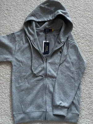 Polo Ralph Lauren hoodie  - Fett polo Ralph lauren hoodie som är aldrig använd! Det är bara att säga till vid funderingar eller om ni vill ha fler bilder 