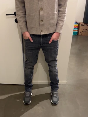 Mörkgråa Jack Jones jeans - Tja! Säljer ett par gråa Jack Jones Tim jeans i storlek 30/32. Nypris 999kr. Modellen är 181cm och väger 70kg