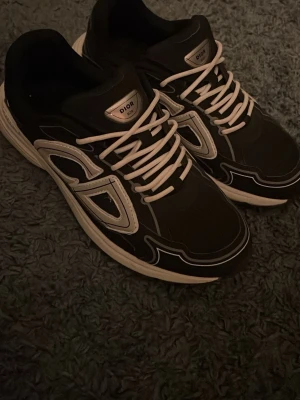 CD B30 - Märkes skor B30, använda men inte mer än 10 gånger och kan enkelt ses som nya med en tvätt. Storlek 43, passar 42. Skriv gärna dm om mer frågor eller önskningar.