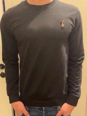 Svart långärmad tröja från Ralph Lauren - Tja! Säljer nu denna feta ralph lauren tröja! Lite schysstare såhär på vintern i storleken S! Nypris 1499.  Modellen är 181cm och väger 70 kg.