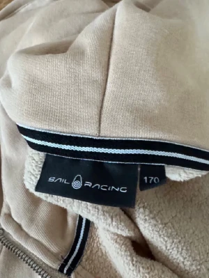 Sail racing hoodie med dragkedja  - Säljer min sail racing tröja för den inte kommer till användning, det är storlek 170 