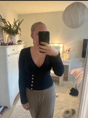 Stickad kofta - Supersnygg kofta ifrån Gina tricot! Säljer för kommer aldrig till användning, därav aldrig använd 🩵 köpt för 459 så säljer för 350!