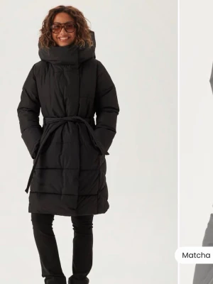 Jacka - Jätte snygg och mysig jacka med tjock matrial, håller verkligen värmen och är jätte mysig att ha på sig 🥰Den är i jätte bra skick, kontakta gärna för ytterligare frågor!