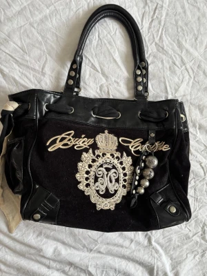 Juicy couture väska  - Vintage Svart juicy couture väska med silver detaljer🫶🏼Så fin men använder inte längre! I väldigt bra skick. Rymlig, ungefär som ett A4 papper🫶🏼 