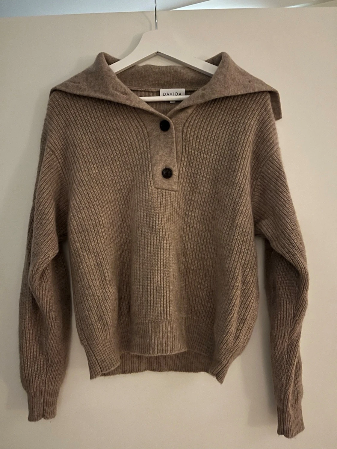 Beige stickad kofta från Davida - 2
