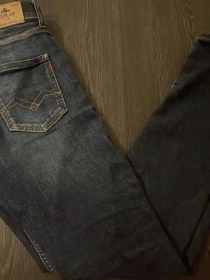 Blåa Replay Jeans - Säljer dessa skitsnygga jeans från Replay. Barnstorlek 166cm men sitter som 28/30. Passformen är slimfit och klockrena nu inför vintersäsongen 👀❄️🧼