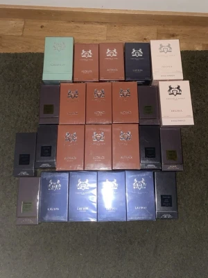 Exklusiva parfymer i originalförpackning - Stort utbud av populära parfymer från Parfums de Marly och Tom Ford. Flera olika dofter i snygga originalkartonger, perfekt för dig som vill sticka ut. Volym: 125 ml (synligt på vissa förpackningar).KOM MED BUDDD!!!!!