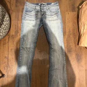 Lågmidjade Only Jeans - Lågmidjade flare Jeans från Only  Midjemått och längd är 36 men de är avklippta så passar närmare 34 Köpta på Vinted och säljer för de ej passar mig💕 (Lånade bilder)