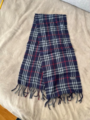 Mörkblå burberry halsduk  - Mörkblå burberry halsduk i fint skick. Hör av dig vid frågor! P4