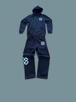 Svart tracksuit - Tjena! Säljer en svart tracksuit med vitt tryck i storlek S. Tracksuiten är aldrig använd och har inga som helst fel. Denna tracksuit är perfekt för dig som gillar en clean och unik stil. Kika gärna på den gråa likadana i min profil. Hör av dig vid funderingar!