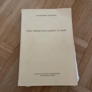 Tidig språkstimulering av barn - Den här boken ger dig insikt i hur barns språkutveckling kan stimuleras tidigt. Perfekt för dig som pluggar pedagogik eller är intresserad av barns lärande och utveckling. En användbar resurs för studier och praktiskt arbete med barn.