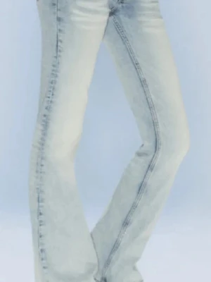 Ljusblåa weekday low waist jeans! - Helt nya! Kontakta innan köp. Köp om du e trött på den dyra frakten på weekday!!!!