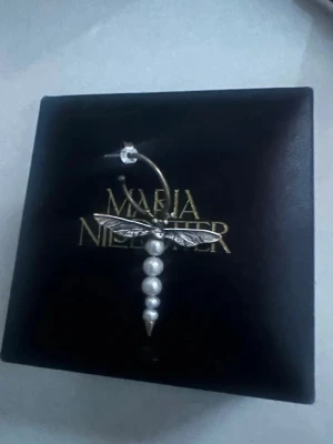 Dragonfly örhänge  - Super gulligt Dragonfly silver örhänge från Maria Nilsdotter nypris 2795❣️box medföljer 