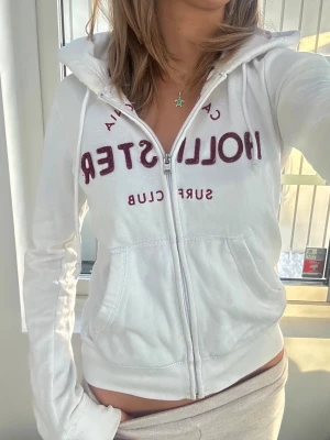 Hollister zip - En zip från Hollister i storlek XS. Jag fraktar inom 24h, frakt med PostNord prioriteras. Se liknande plagg i min profil!