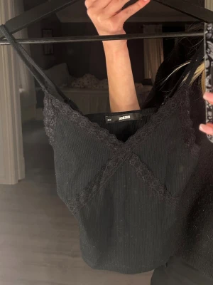 Spets linne från bikbok - Säljer denna super fina och söta spets linnet, passar på vardag eller natten!