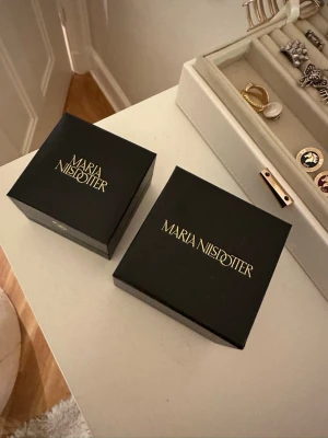 Maria nilsdotter smyckeslåda + box - Säljer min Maria nilsdotter smyckes låda. Endast den INGET SMYCKE!