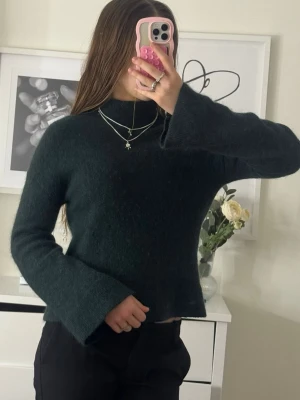 & other stories tröja - Superfin stickad mörkgrön halvpolo tröja från & Other Stories! Tröjan är i storlek XS. Den är i superfint skick, inga defekter eller noppror! Skriv vid frågor, pris kan diskuteras💞