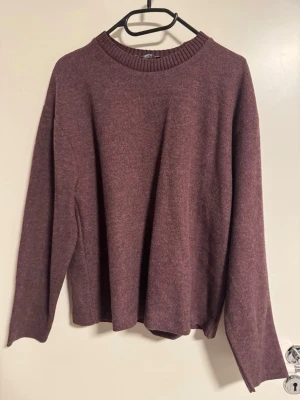 Vinröd mjuk kostym i ullmix från Zara  - Tvådelad vinröd kostym med långärmad tröja och raka byxor. Båda delar är i mjukt material med enkel design och ribbad halsringning på tröjan. Perfekt för dig som gillar en chill men ändå snygg look.