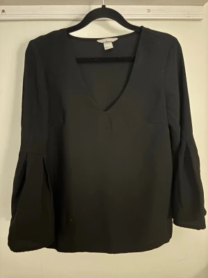 Svart blus - Blus med volangarm samt trekvartsarm i storlek 32